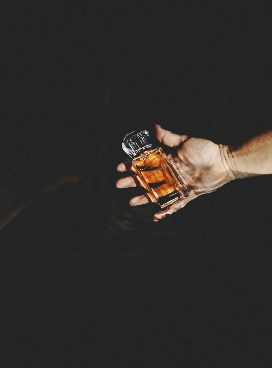 Kasmír eau de parfum in hand